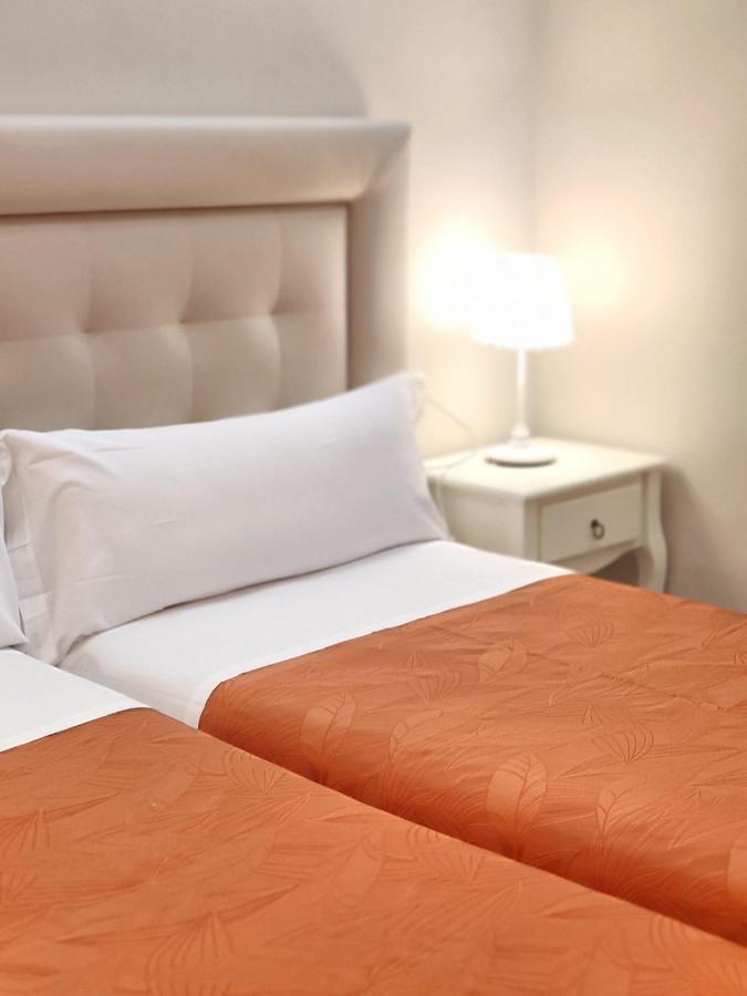 Hostal Orleans Барселона Екстериор снимка