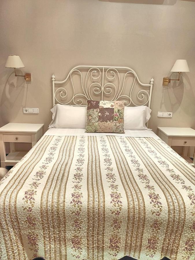Hostal Orleans Барселона Екстериор снимка