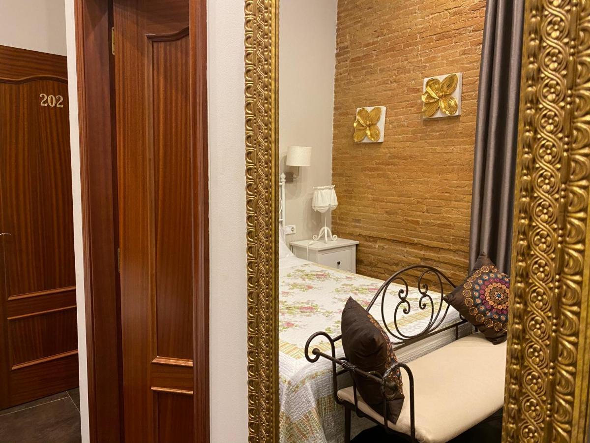 Hostal Orleans Барселона Екстериор снимка