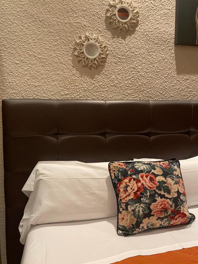 Hostal Orleans Барселона Екстериор снимка