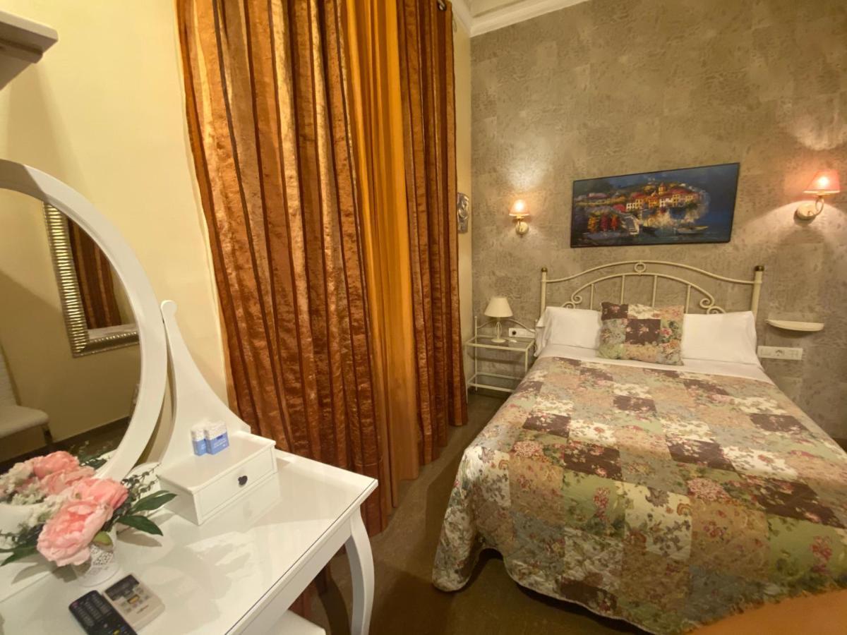 Hostal Orleans Барселона Екстериор снимка