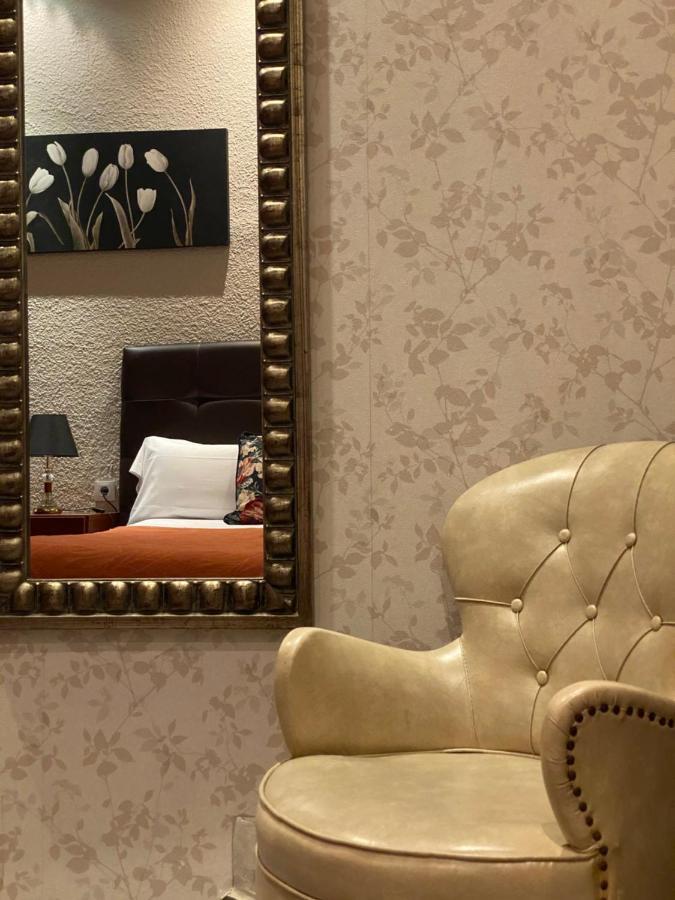 Hostal Orleans Барселона Екстериор снимка