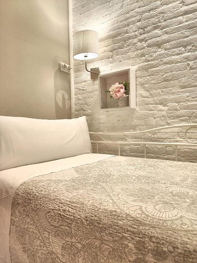 Hostal Orleans Барселона Екстериор снимка