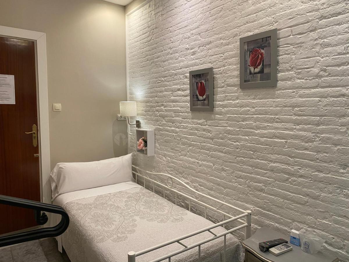 Hostal Orleans Барселона Екстериор снимка