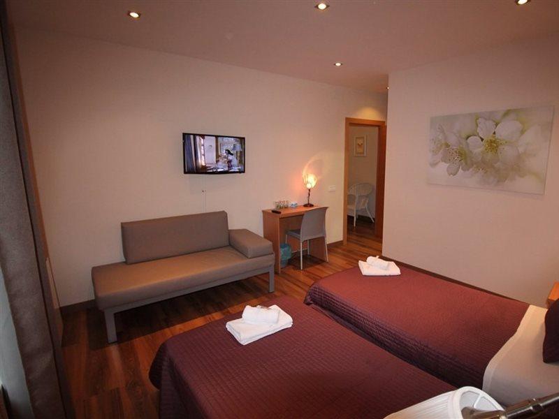 Hostal Orleans Барселона Екстериор снимка