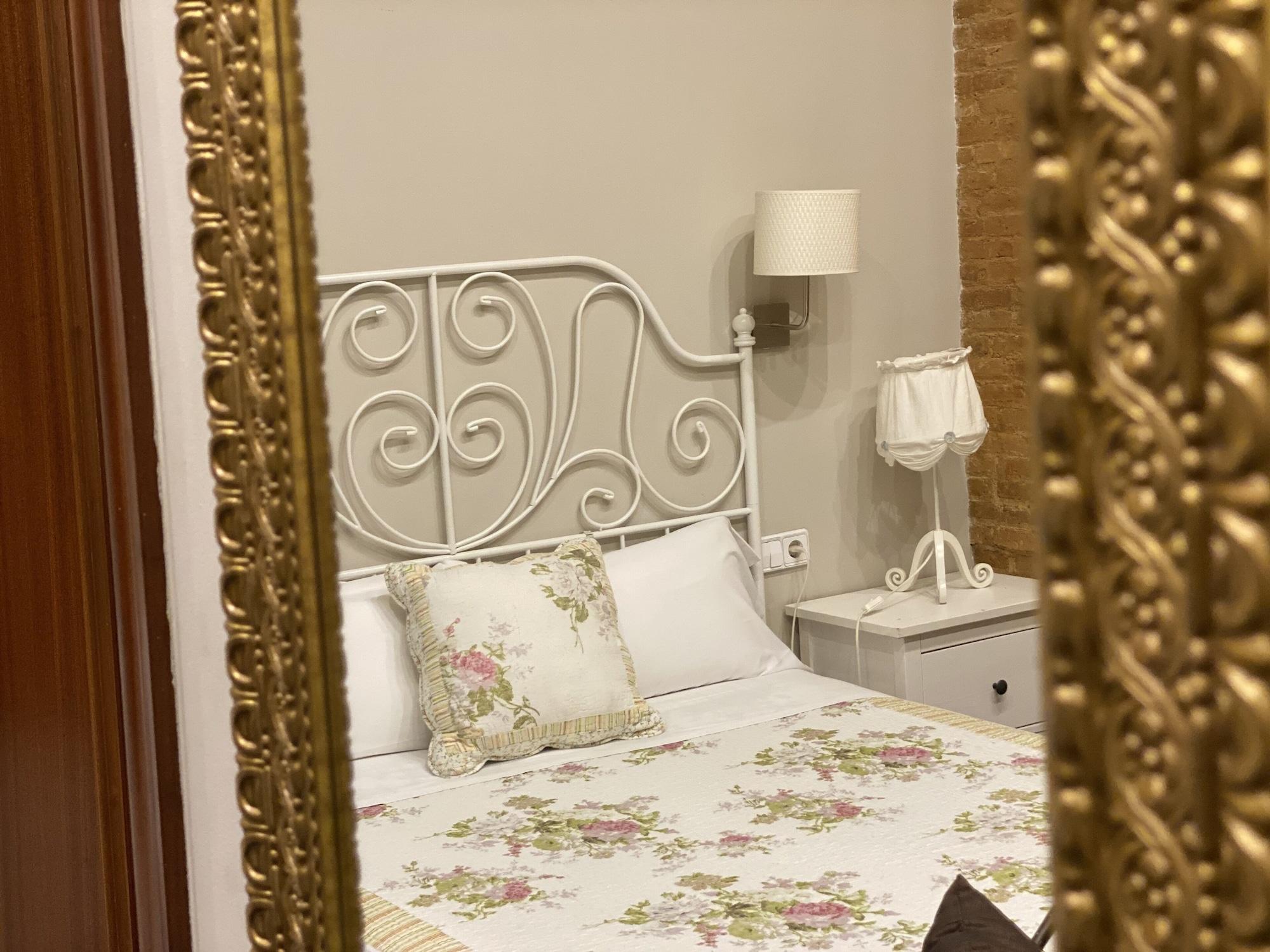 Hostal Orleans Барселона Екстериор снимка