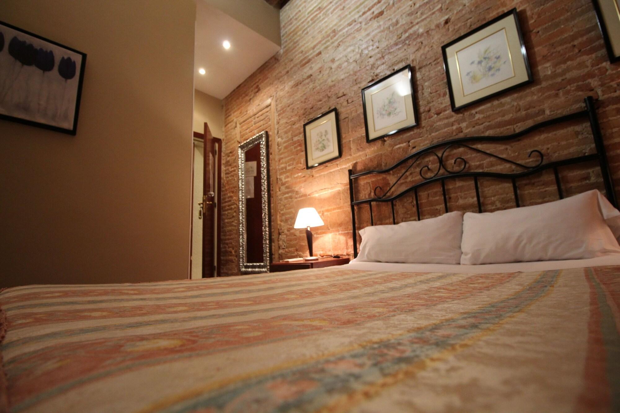 Hostal Orleans Барселона Екстериор снимка