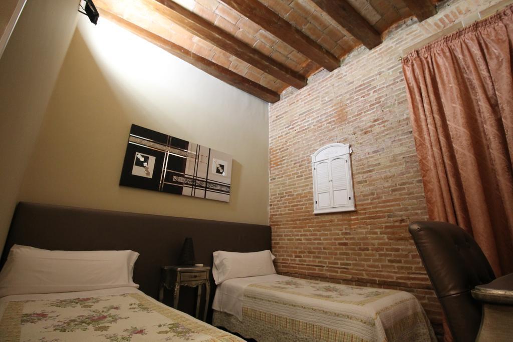 Hostal Orleans Барселона Екстериор снимка